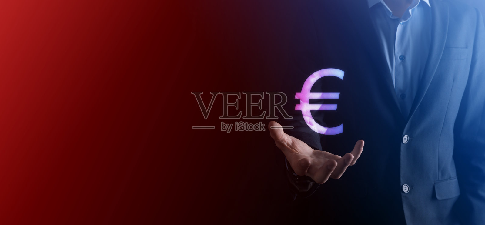 商人持有货币硬币图标欧元或欧元在暗色调的背景..增长的金钱概念的商业投资和金融照片摄影图片