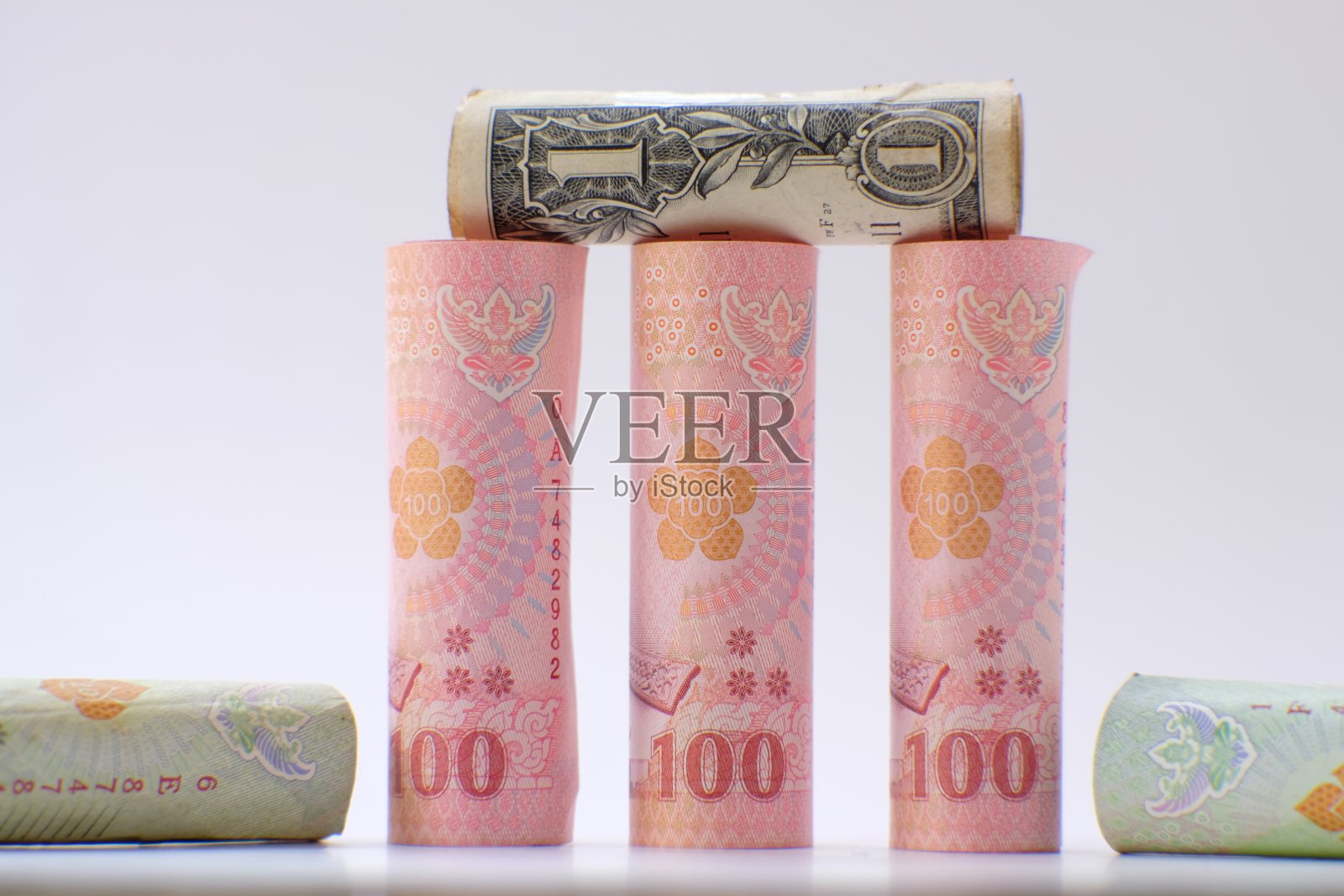 钞票上的白色背景，商业或金融省钱和商业增长的概念照片摄影图片