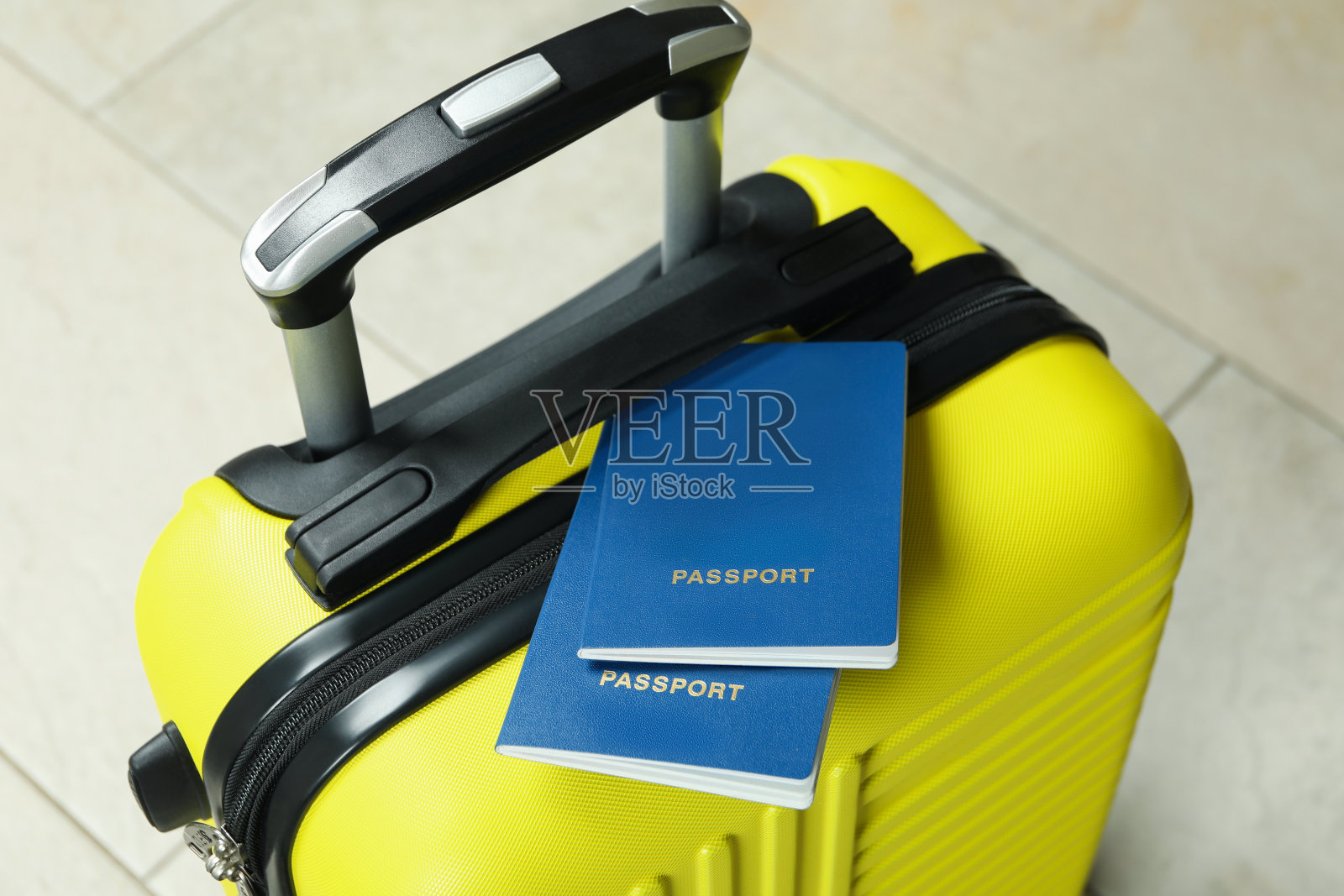 带护照的黄色旅行袋，靠近点照片摄影图片
