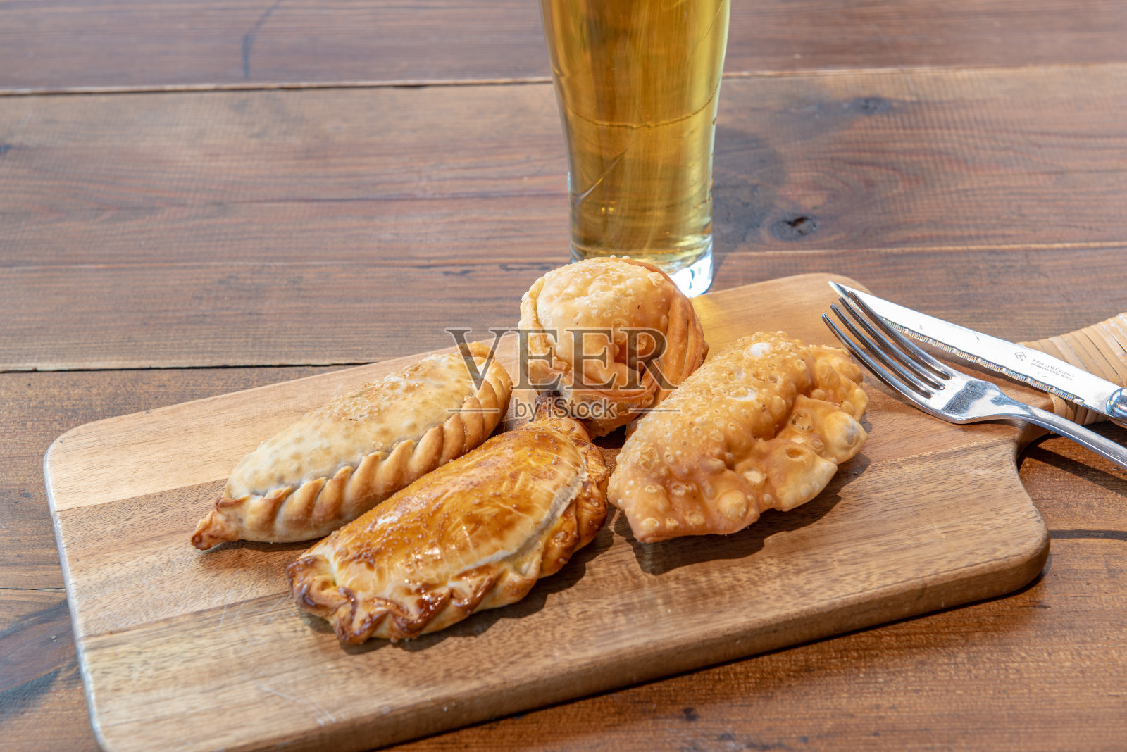 不同的阿根廷肉馅卷饼，夹在木板上照片摄影图片