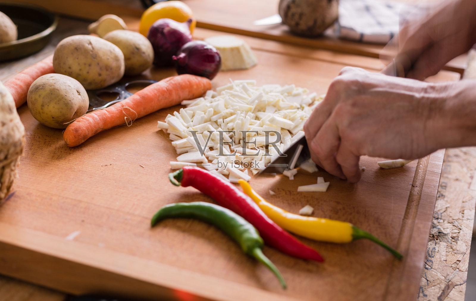 准备蔬菜汤，切芹菜根照片摄影图片
