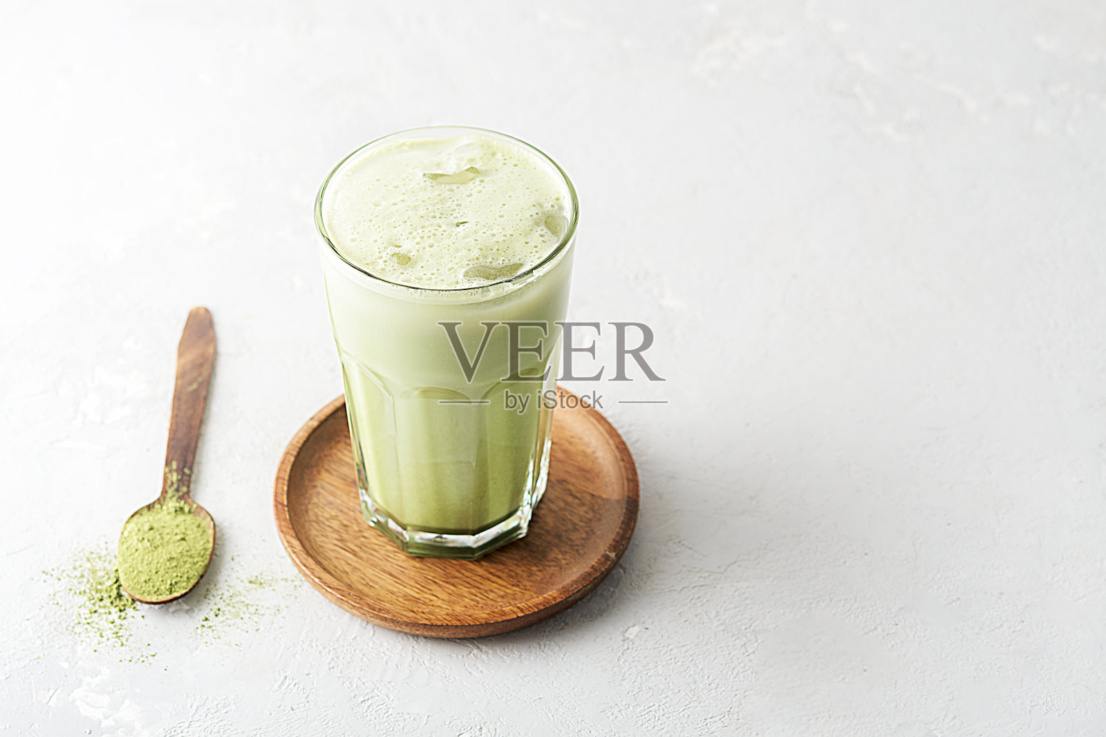 一杯抹茶在混凝土背景与复制空间。照片摄影图片