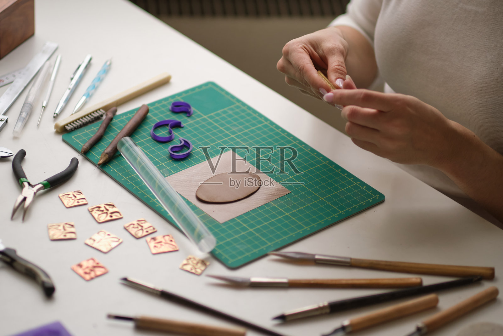 用专业工具制作首饰。一种手工制作珠宝的工艺照片摄影图片