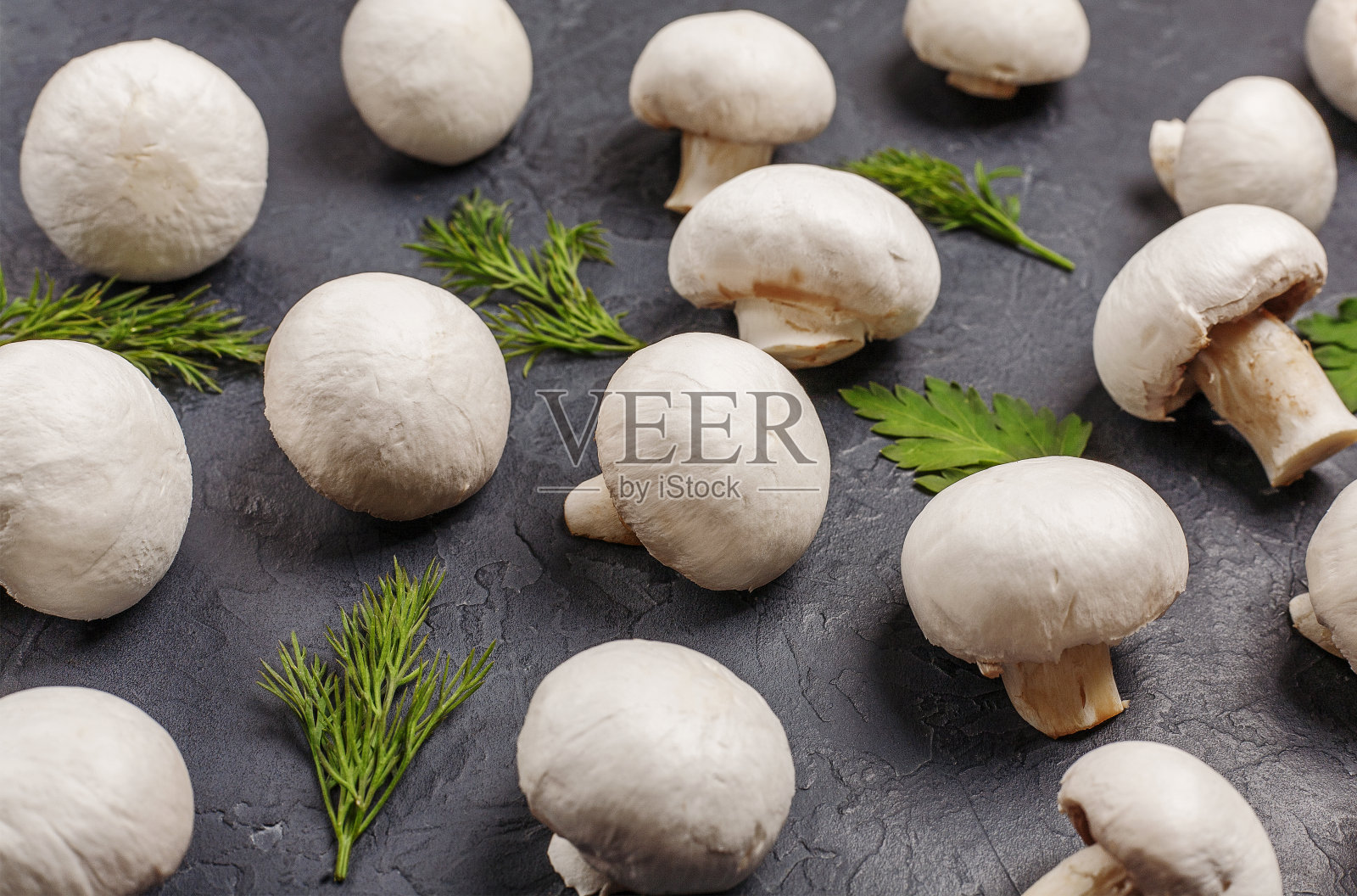 蘑菇。桌上有剥皮的新鲜香槟。照片摄影图片