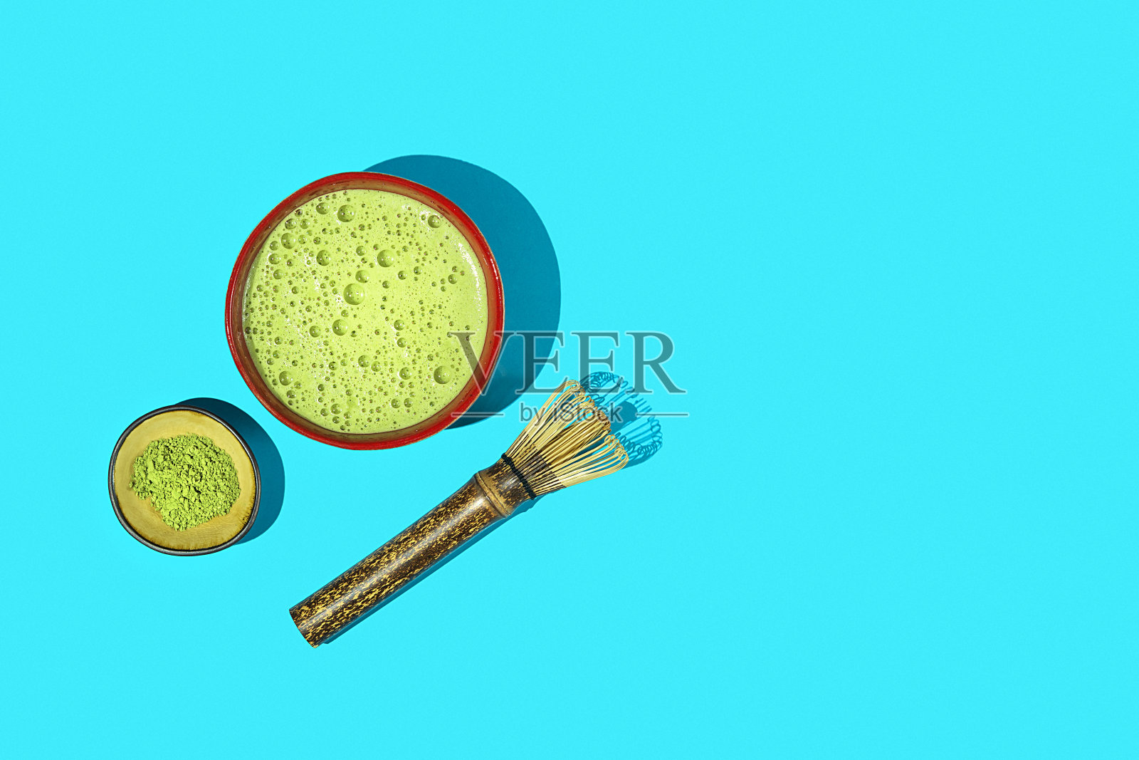 新鲜制作的抹茶，配料以蓝色为背景。前视图。照片摄影图片