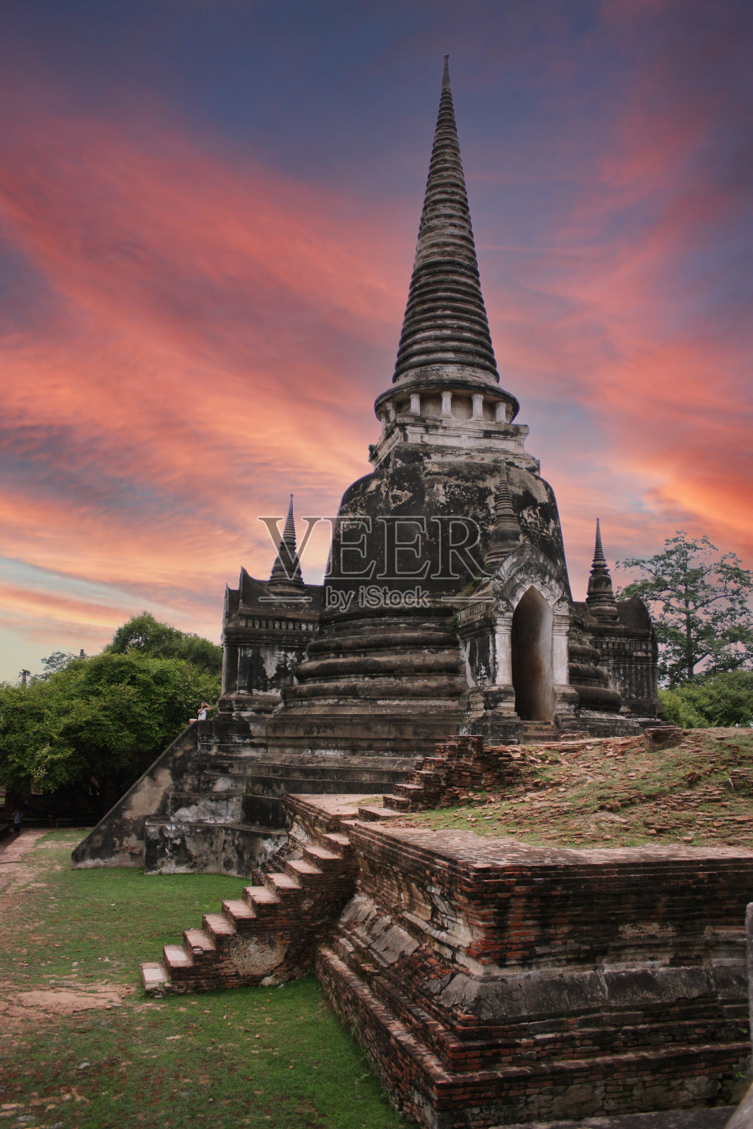 古老的古塔是用红土建造的泰国寺庙与黄昏的天空在大城府照片摄影图片