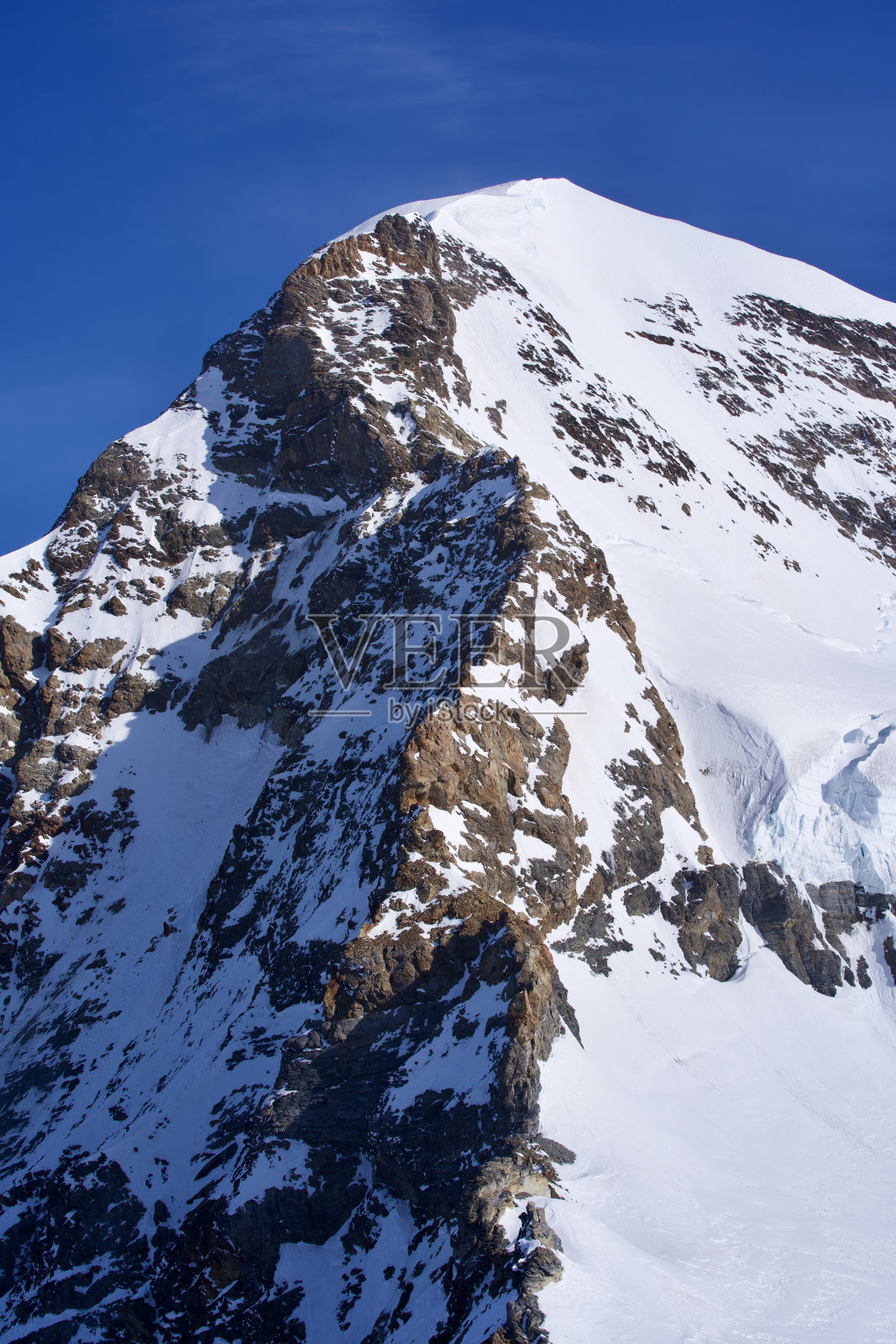 从少女峰(Jungfraujoch)看到的山峰称为Mönch(德语为和尚)。照片摄影图片