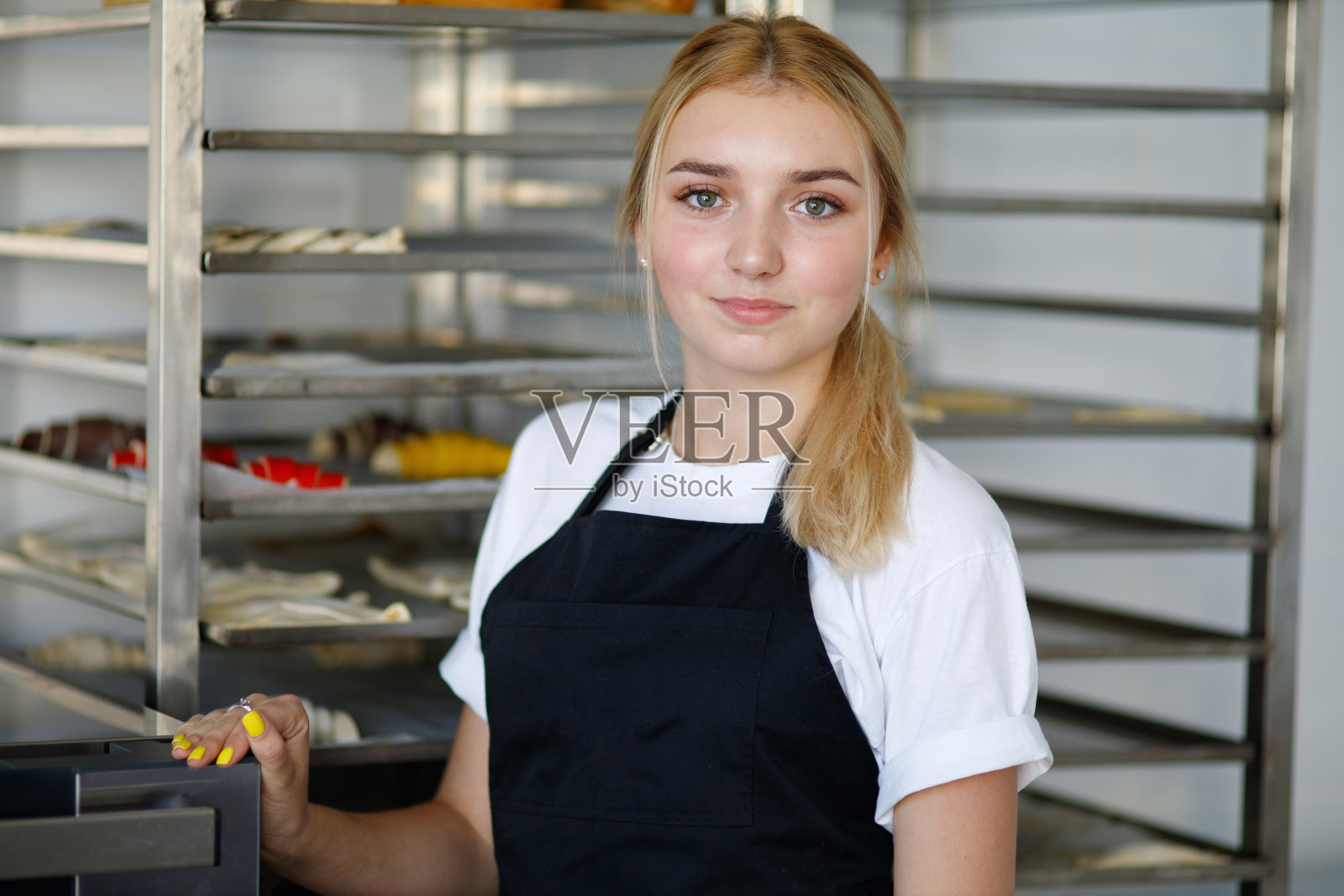 迷你面包房里的金发美女照片摄影图片