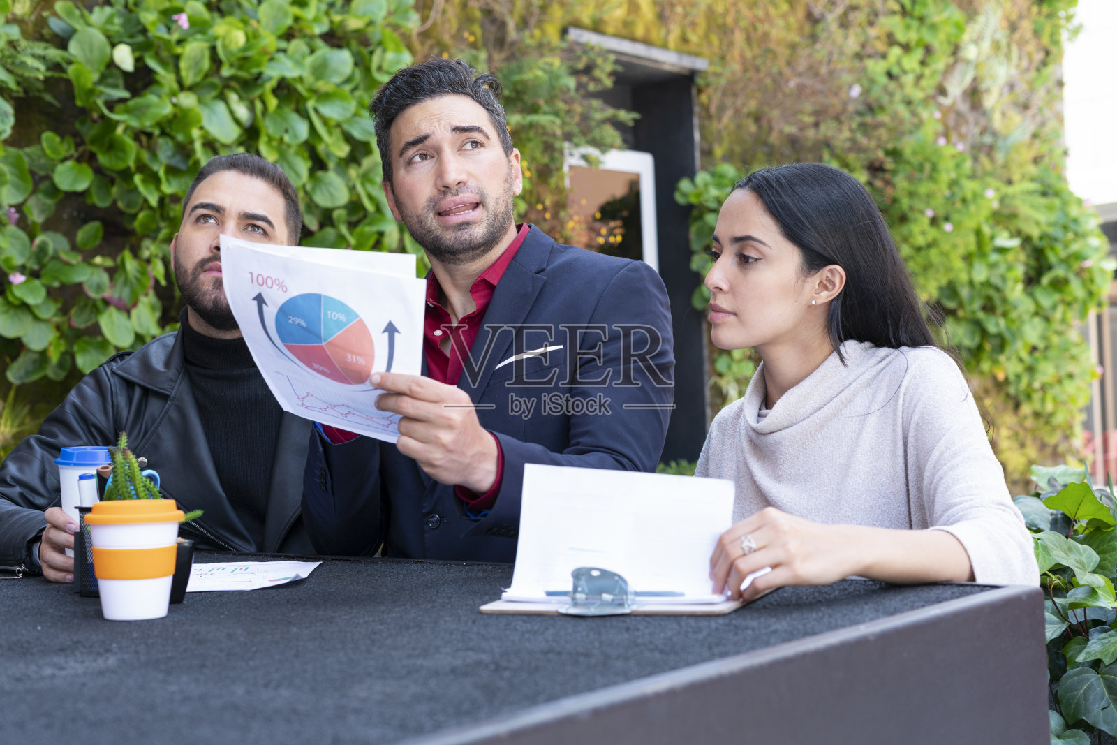 人们在一个现代的办公室里，用绿色的概念开会做他们的工作照片摄影图片