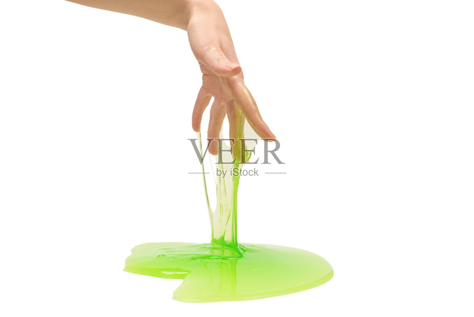 绿色黏液玩具在女人的手孤立在白色的背景。照片摄影图片