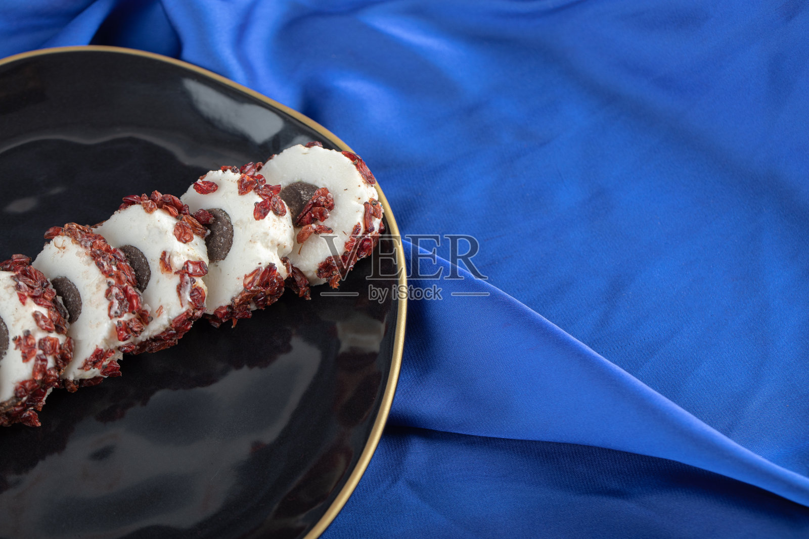 近距离的照片切片甜在黑色盘子照片摄影图片