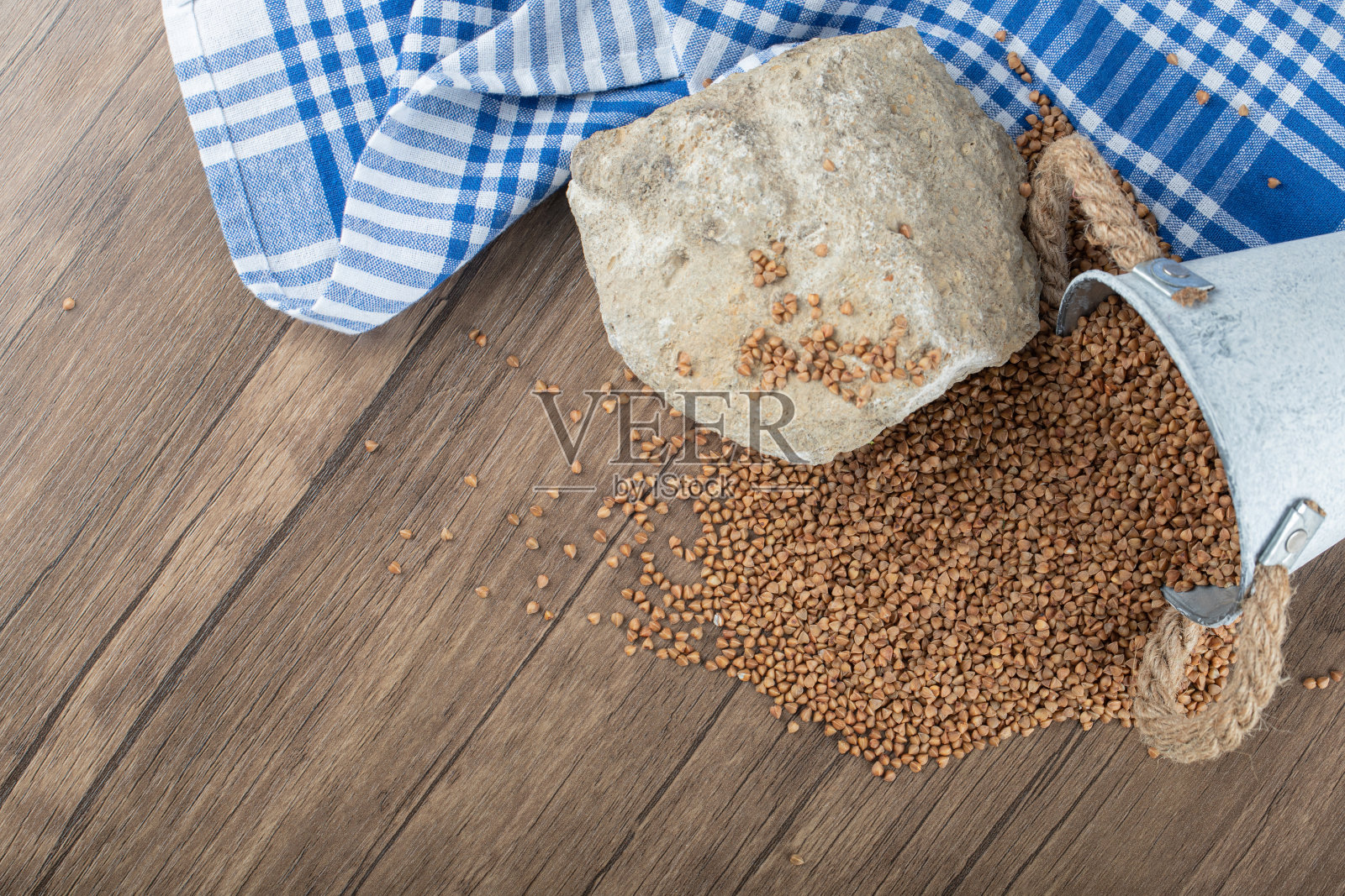 木桌上金属桶里的生荞麦照片摄影图片