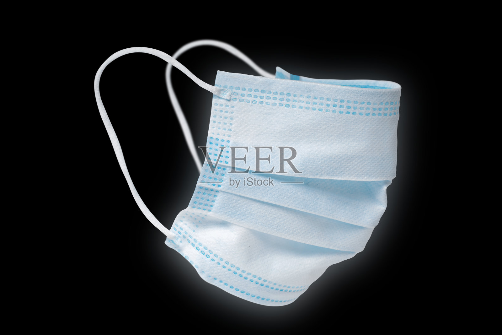 黑色背景上的医用口罩。照片摄影图片