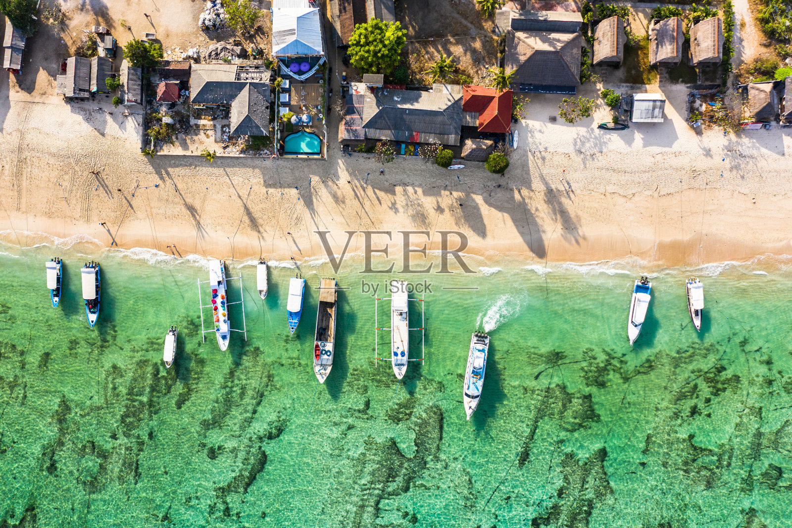从上到下的努沙莱姆邦海滩与传统船停泊在巴厘岛，印度尼西亚照片摄影图片