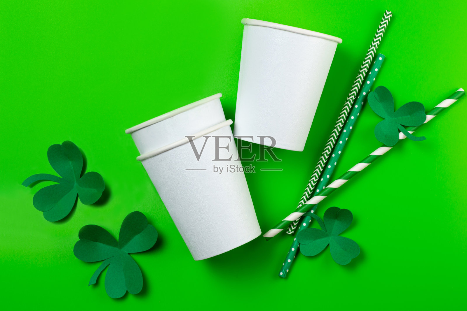 圣帕特里克节的空白纸杯模型照片摄影图片
