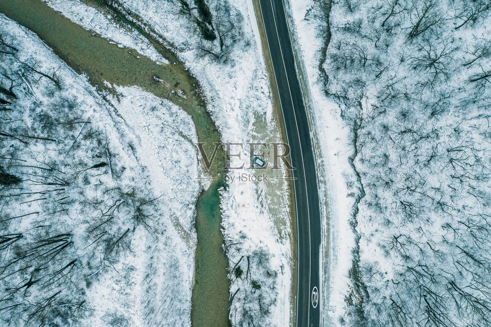 雪天鸟瞰峡谷中的道路和河流，无人机视角照片摄影图片