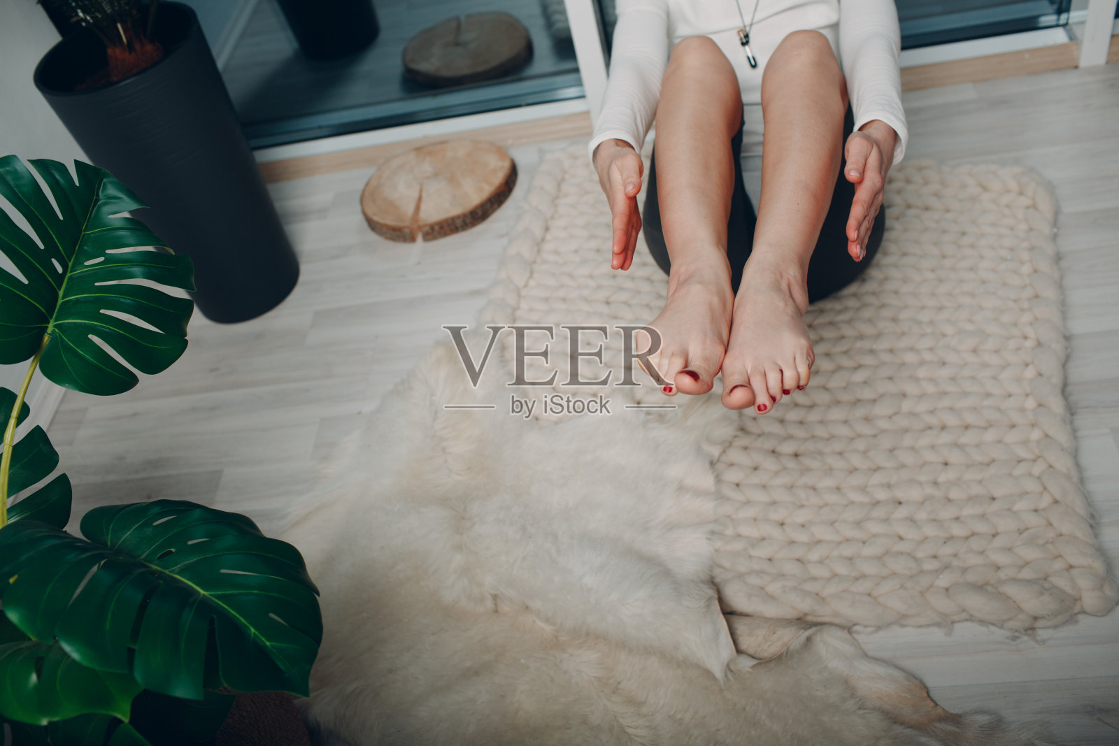 成年女性在家里的客厅里用笔记本电脑上的在线教程做瑜伽照片摄影图片