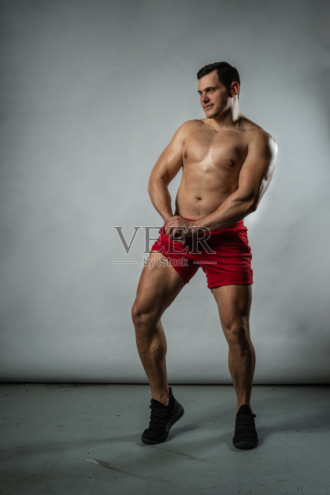 健身男子炫耀肌肉在白色背景男性成年英俊，健美男子肖像。幸福正式，成功背景黑酷健美照片摄影图片