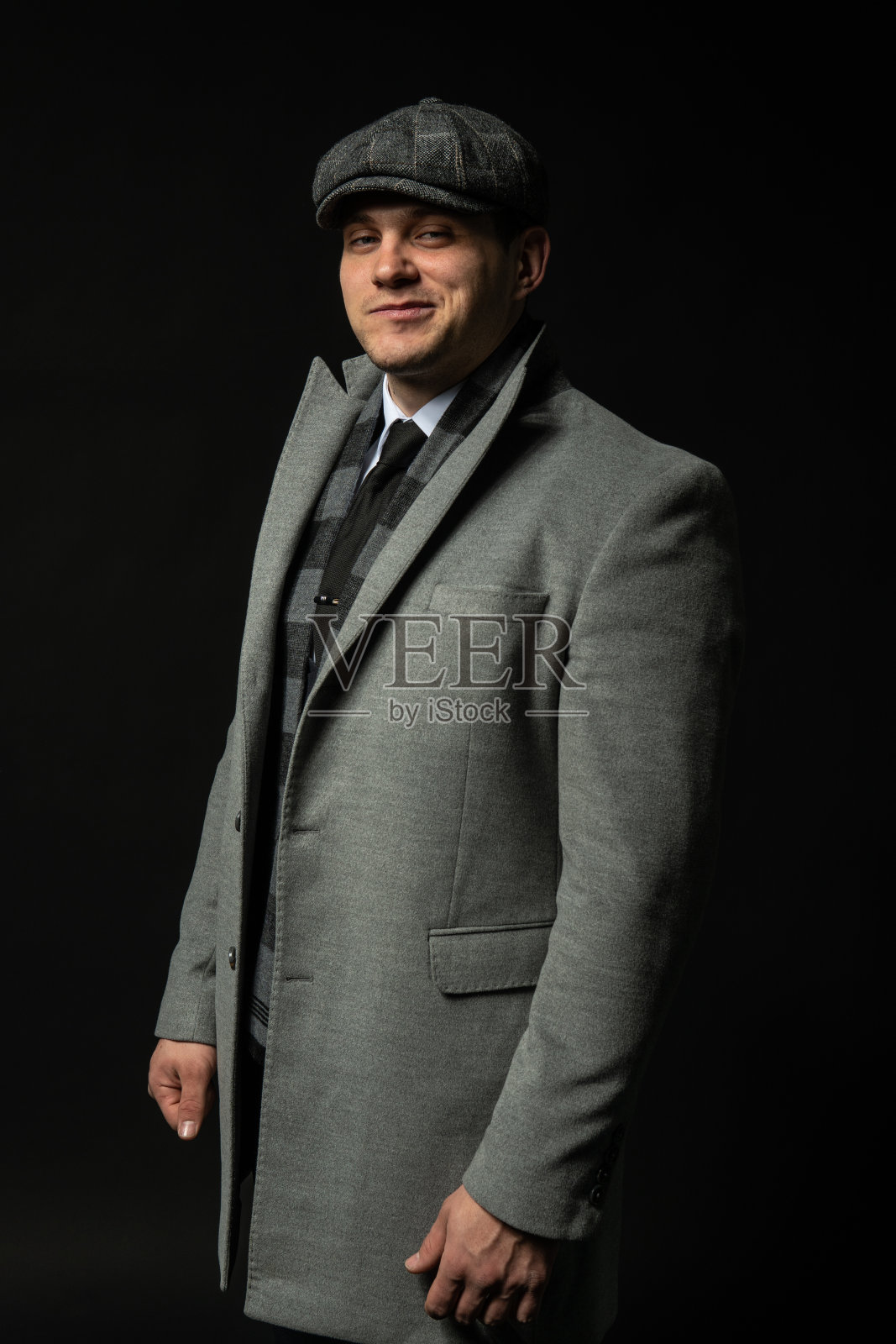 穿着一件外套和一顶帽子的年轻人三件套西装男子肖像背景。时尚男士，时尚单身背景的黑人健美者照片摄影图片