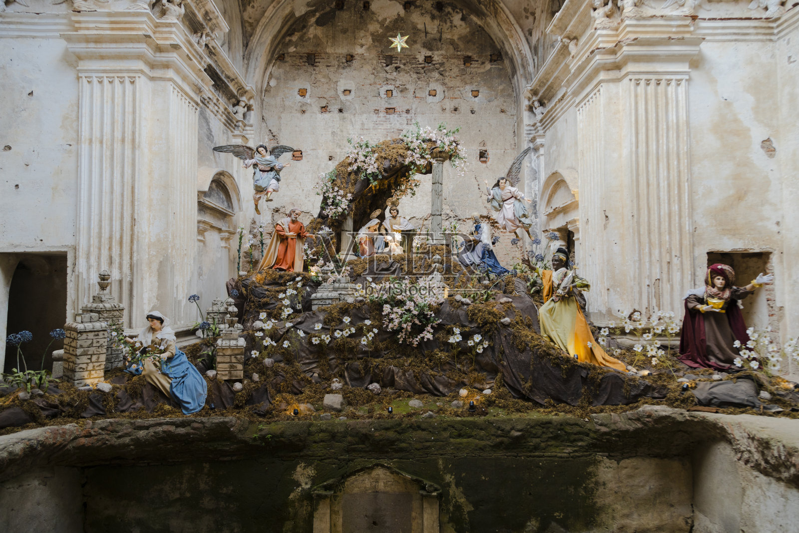 巨大的圣诞场景安提瓜危地马拉废墟-圣诞场景的人物，如耶稣，玛丽，约瑟夫，绵羊和魔术师显示在广场的殖民城市照片摄影图片