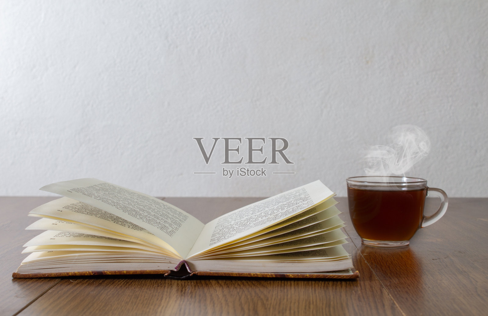 一杯咖啡旁边打开书在家里看书的概念照片摄影图片