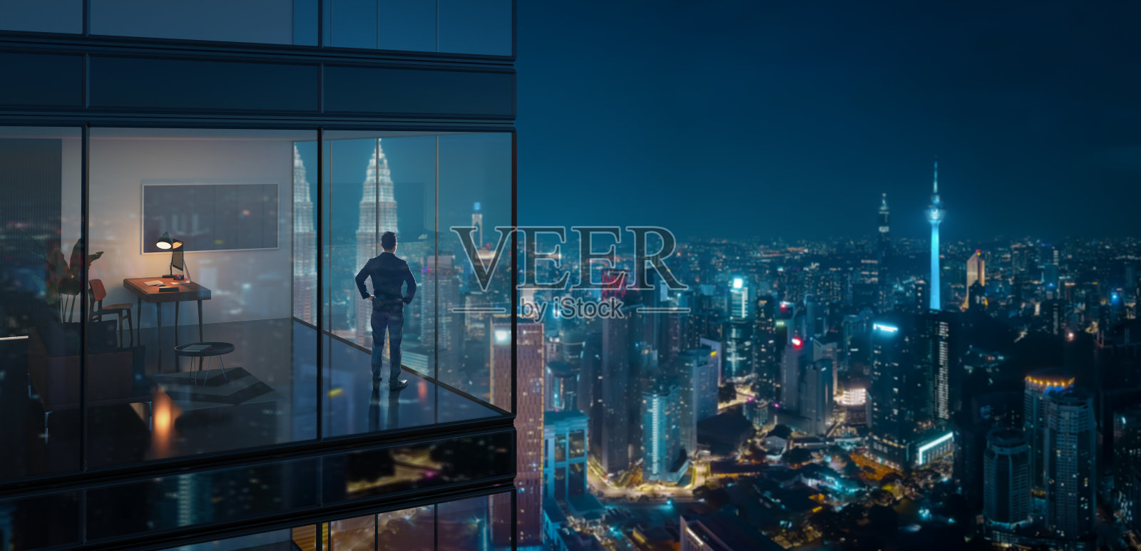 年轻的商人站在办公室里。照片摄影图片