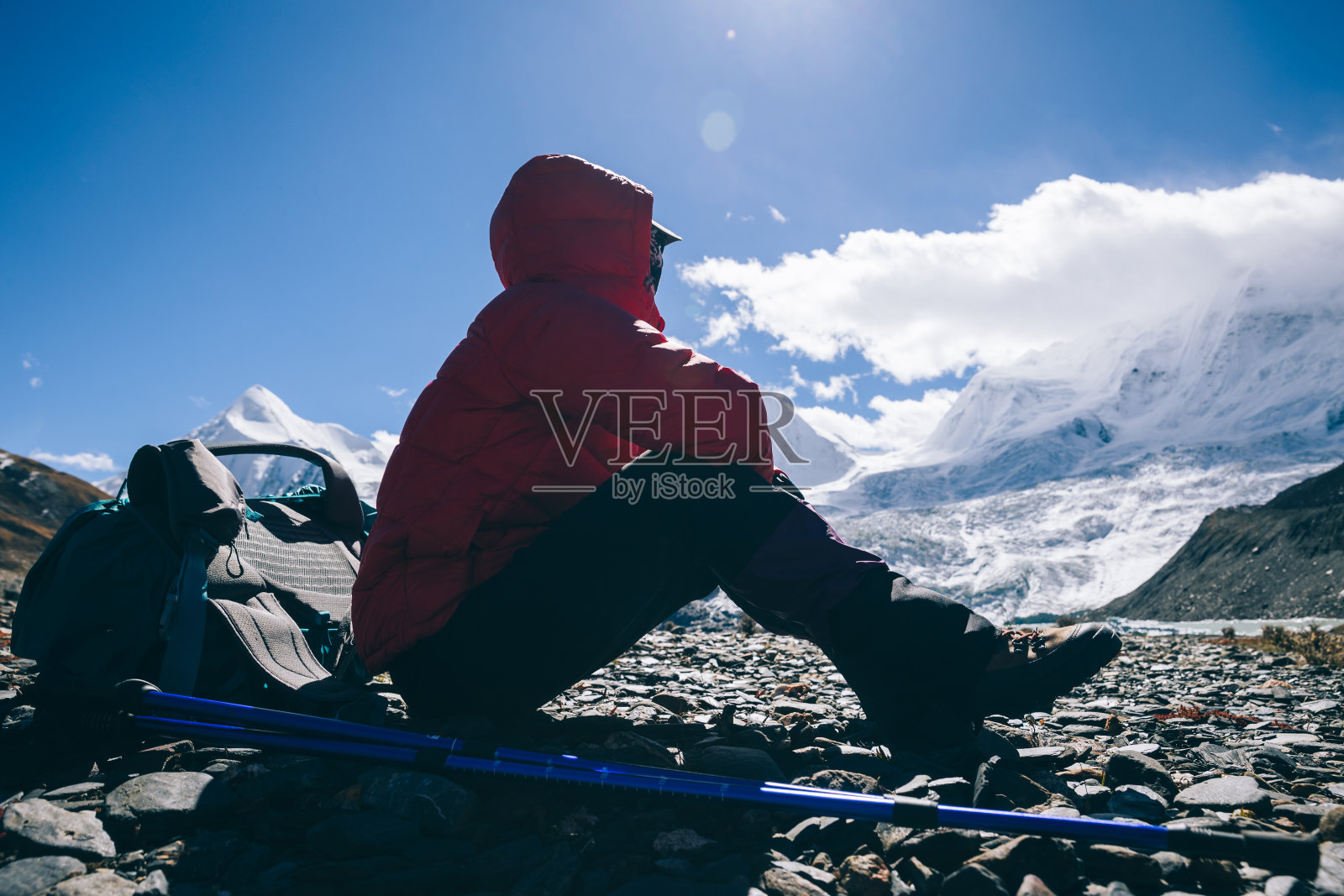 在冬季山区徒步旅行的背包女照片摄影图片