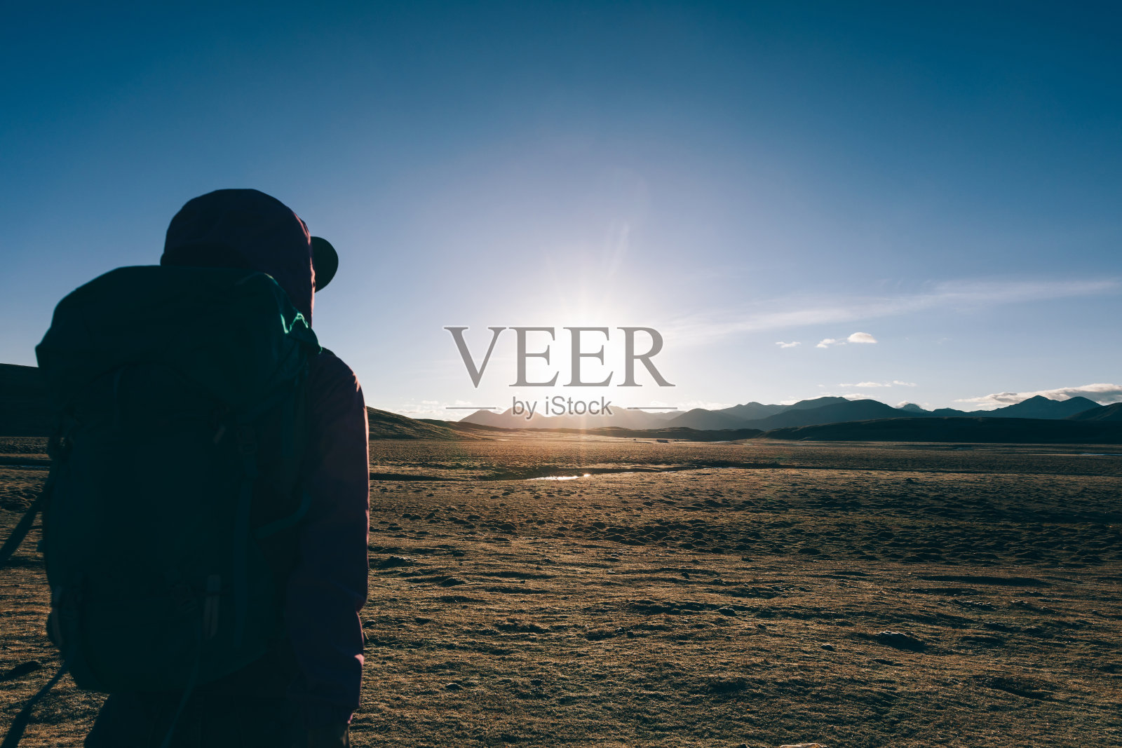 背包女徒步旅行者在日出高海拔山脉徒步旅行照片摄影图片