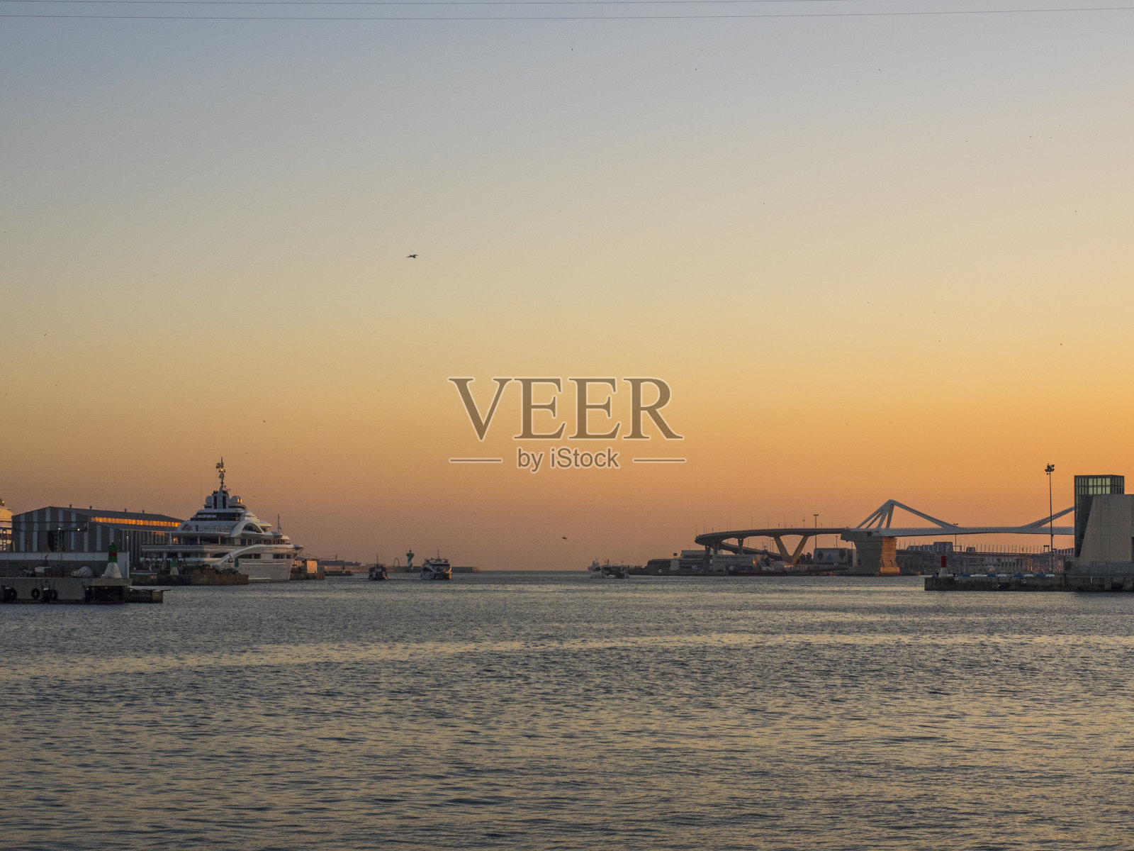 巴塞罗那港口的日落照片摄影图片