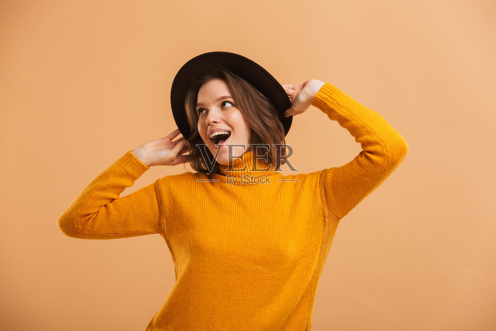 多情可爱的年轻女子孤立地站着照片摄影图片