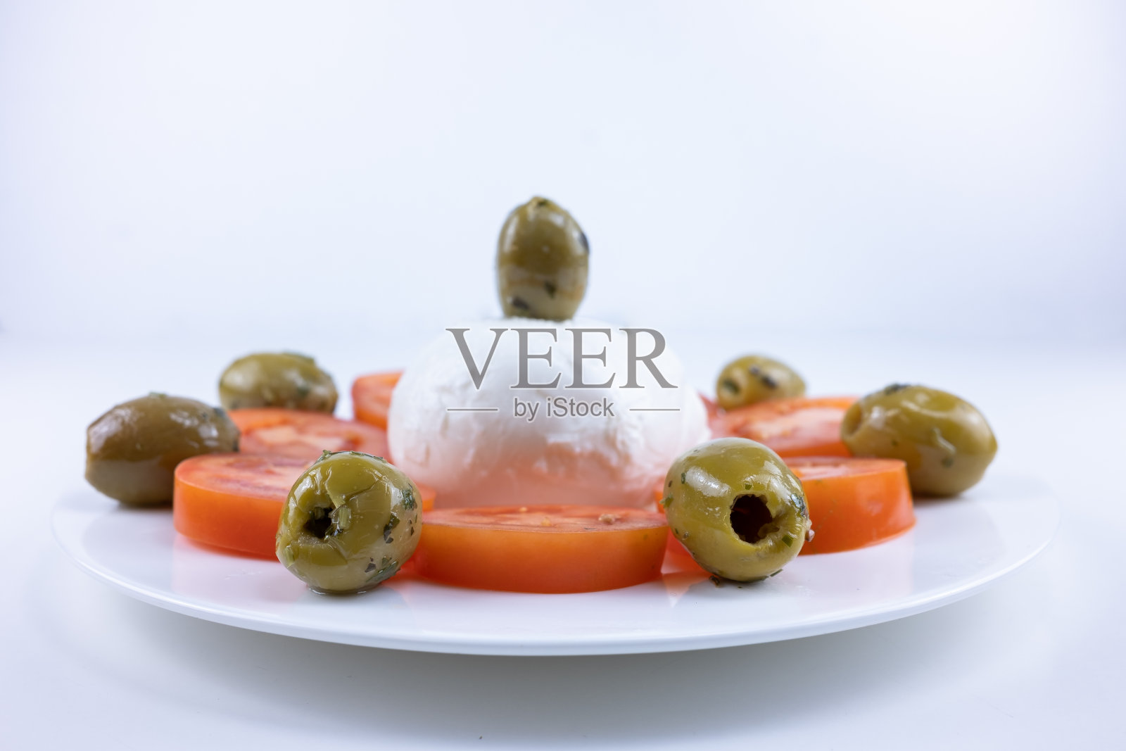 切片西红柿，去核橄榄和马苏里拉奶酪照片摄影图片