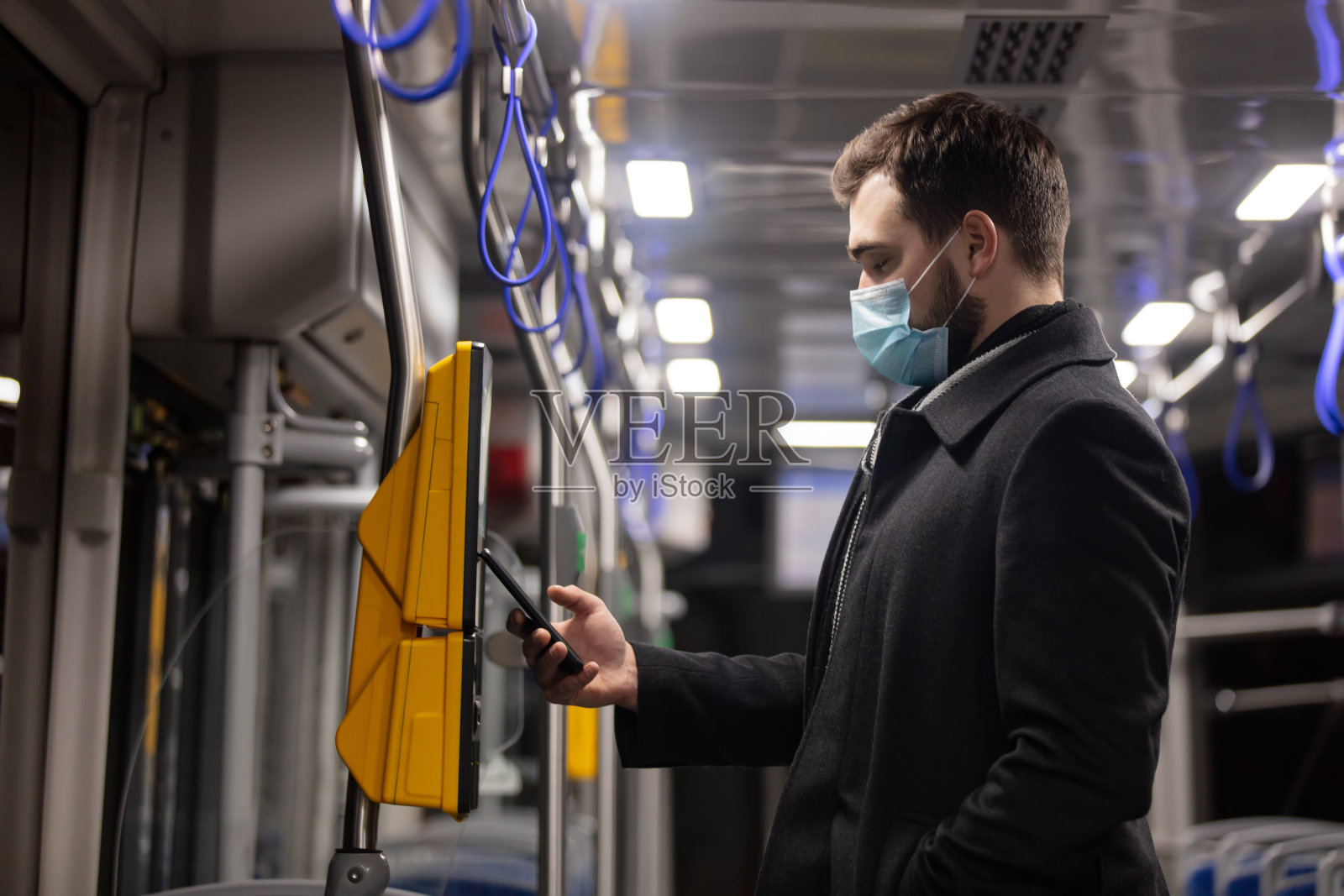 用手机上的应用程序在终端上购买公共交通车票照片摄影图片