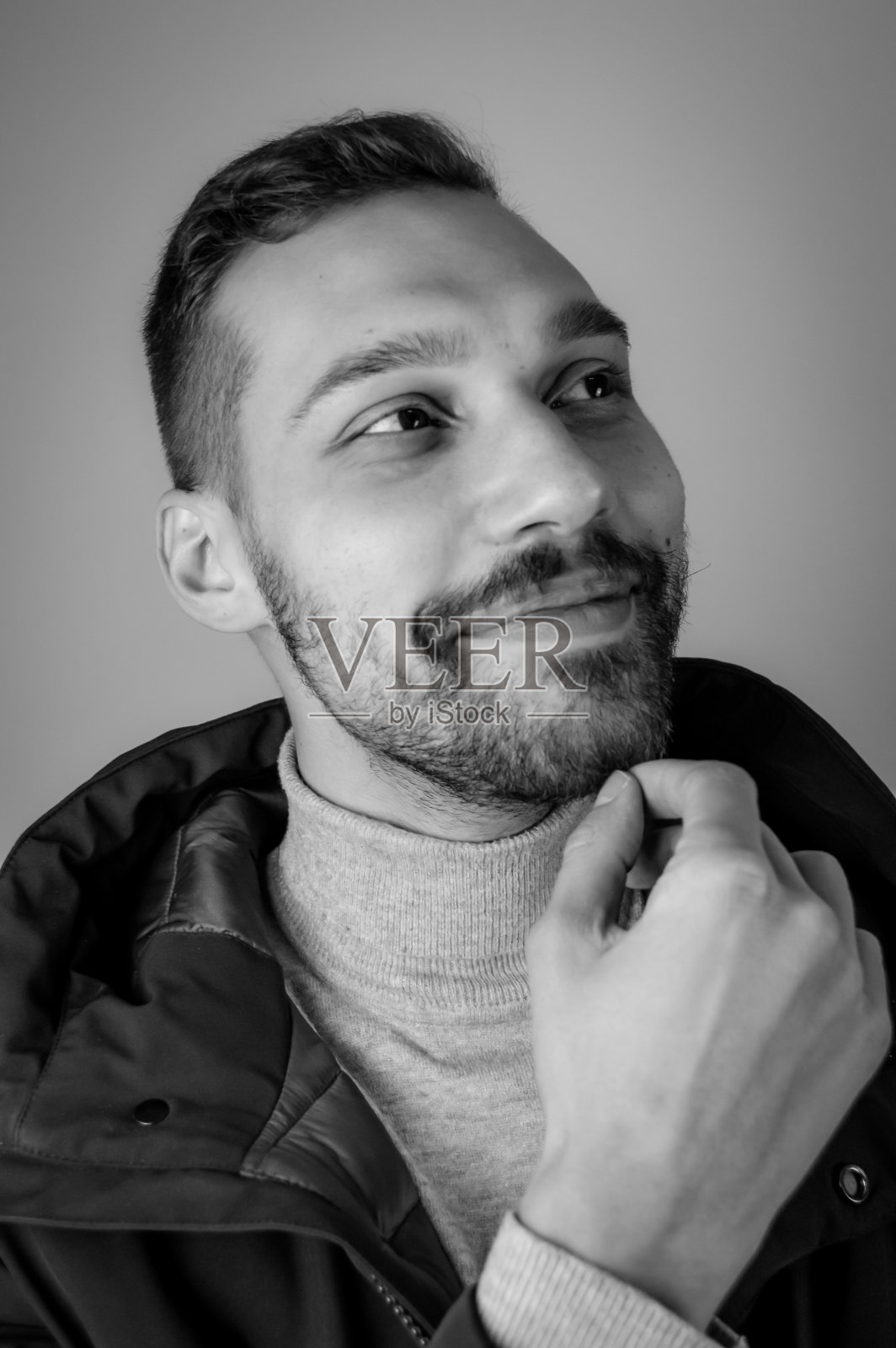 一个年轻人的黑白肖像触摸他的下巴在一个灵感的时刻照片摄影图片