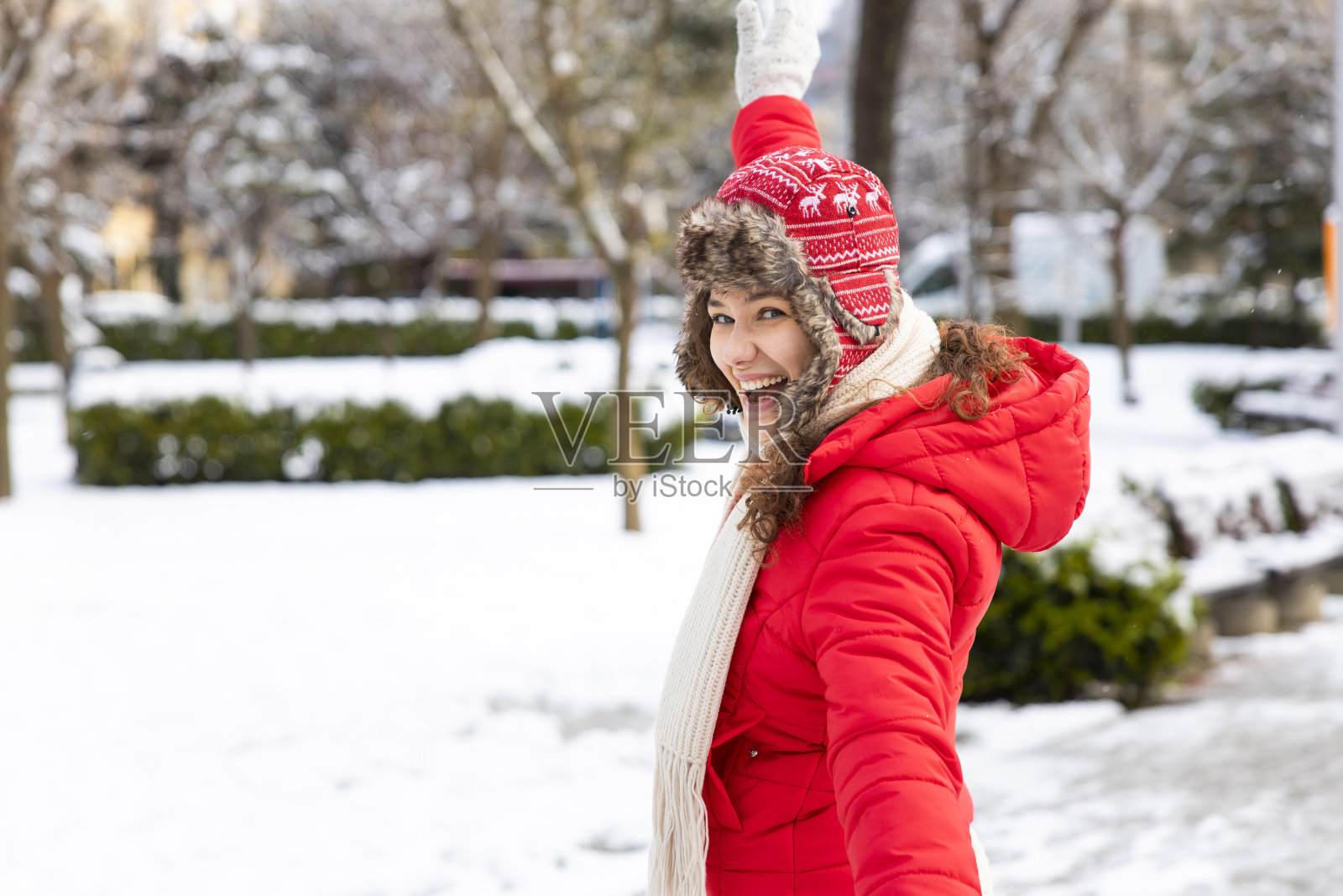 年轻女子正在享受下雪的冬日照片摄影图片