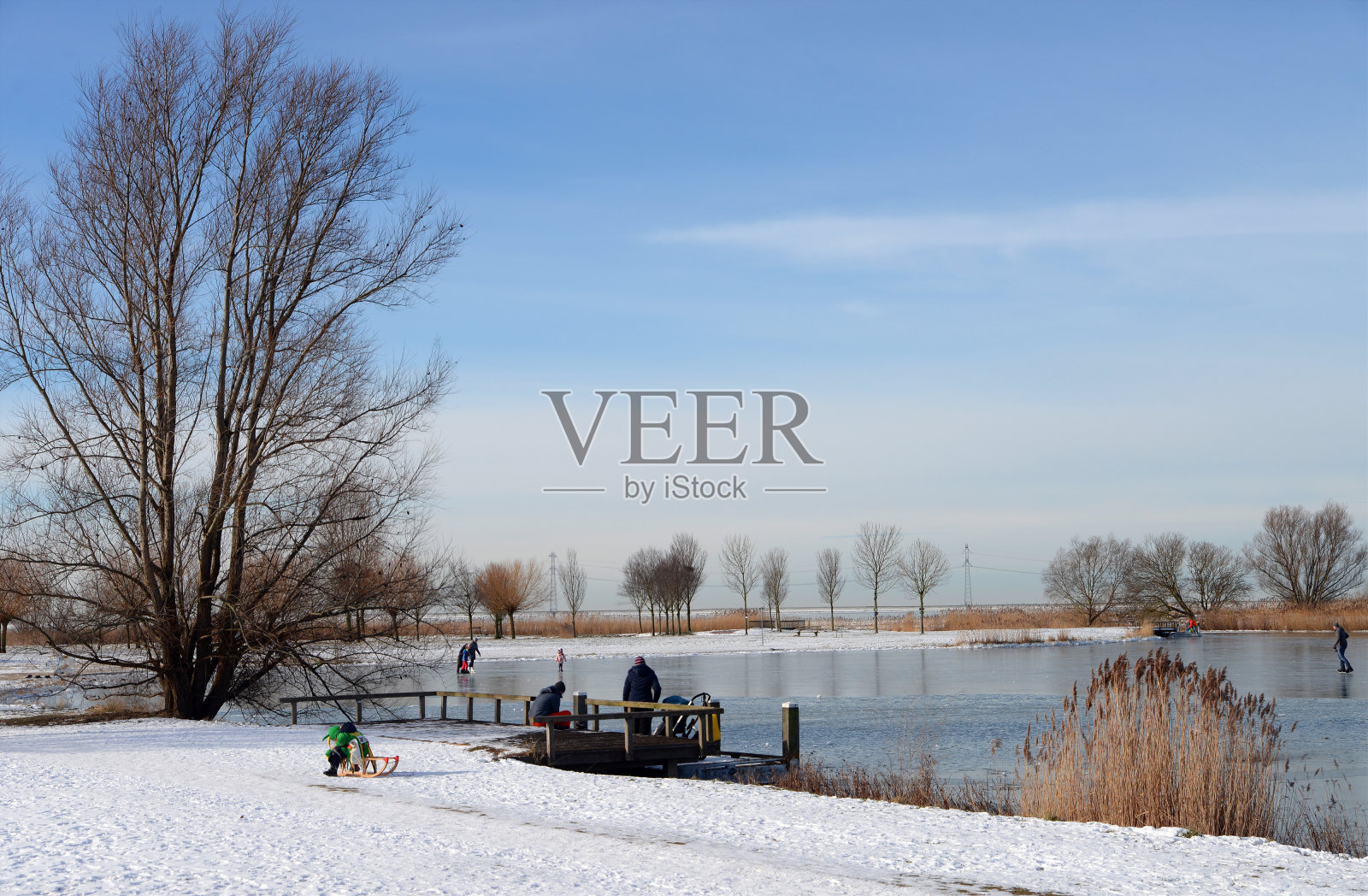 人们在冰封的湖泊和运河上享受着冬日美景照片摄影图片