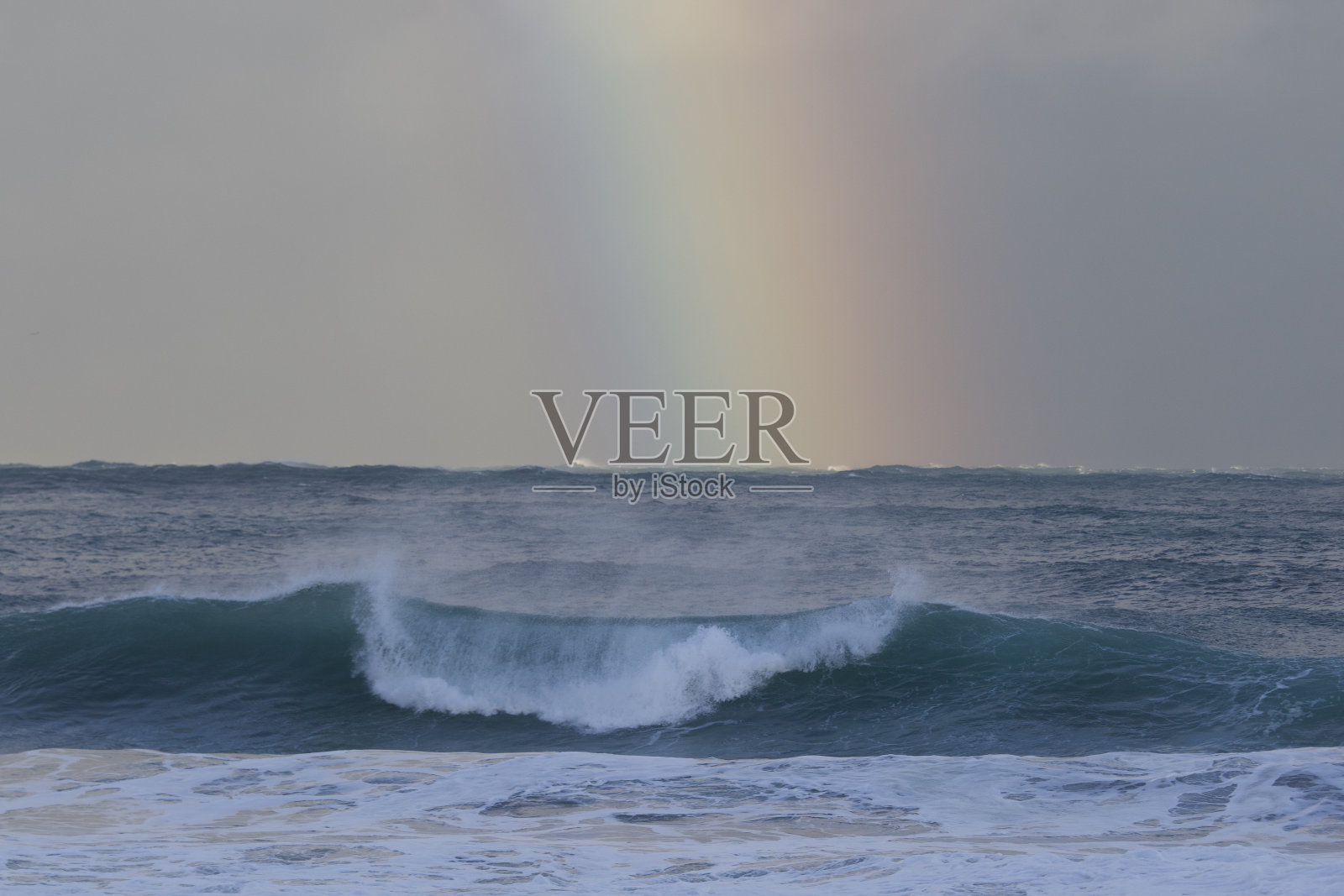 彩虹在日本一个叫Hebara的海滩靠近一个大型冲浪比赛活动。照片摄影图片