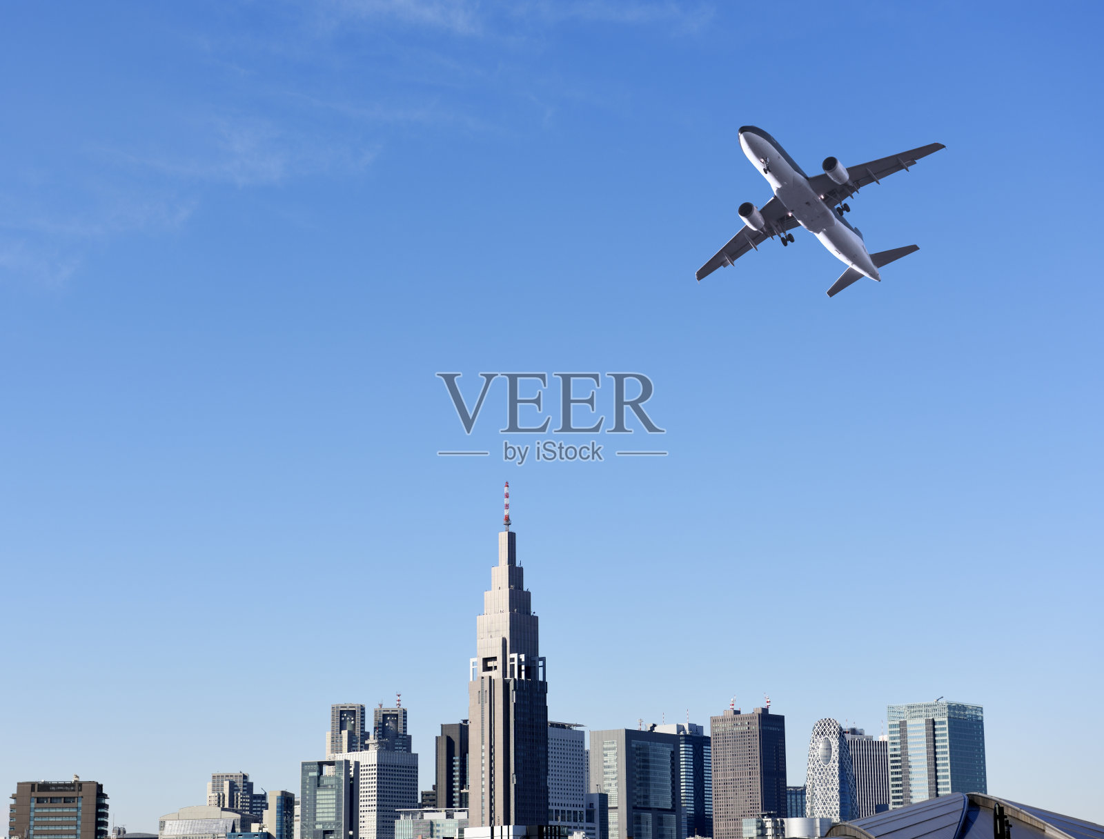 飞过城市天际线的飞机照片摄影图片