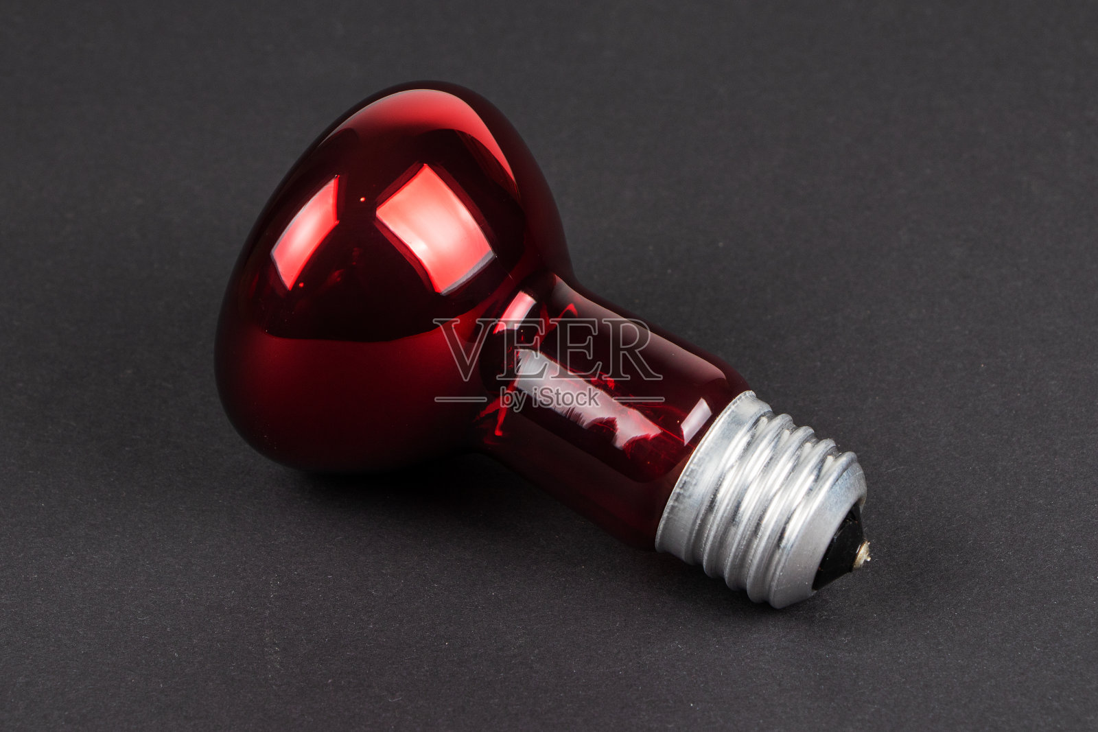 暗色背景上的孵化器红灯照片摄影图片