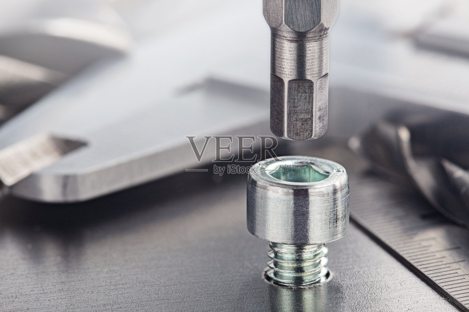 六角钻头螺丝，六角螺栓，金属钢板，带直尺和卡尺。扳手、螺栓、螺钉和螺母。照片摄影图片