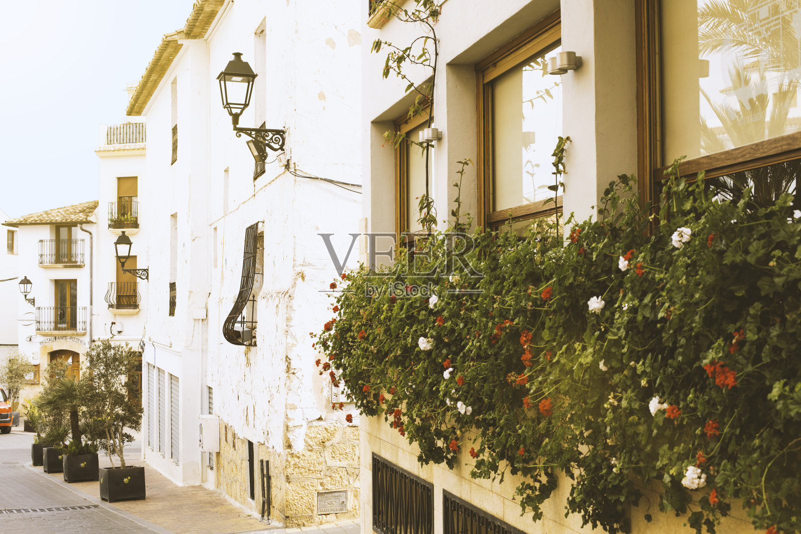 西班牙古城Altea的白色房屋照片摄影图片