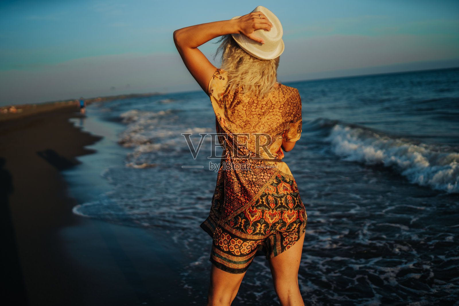 轻松漫步于海浅照片摄影图片