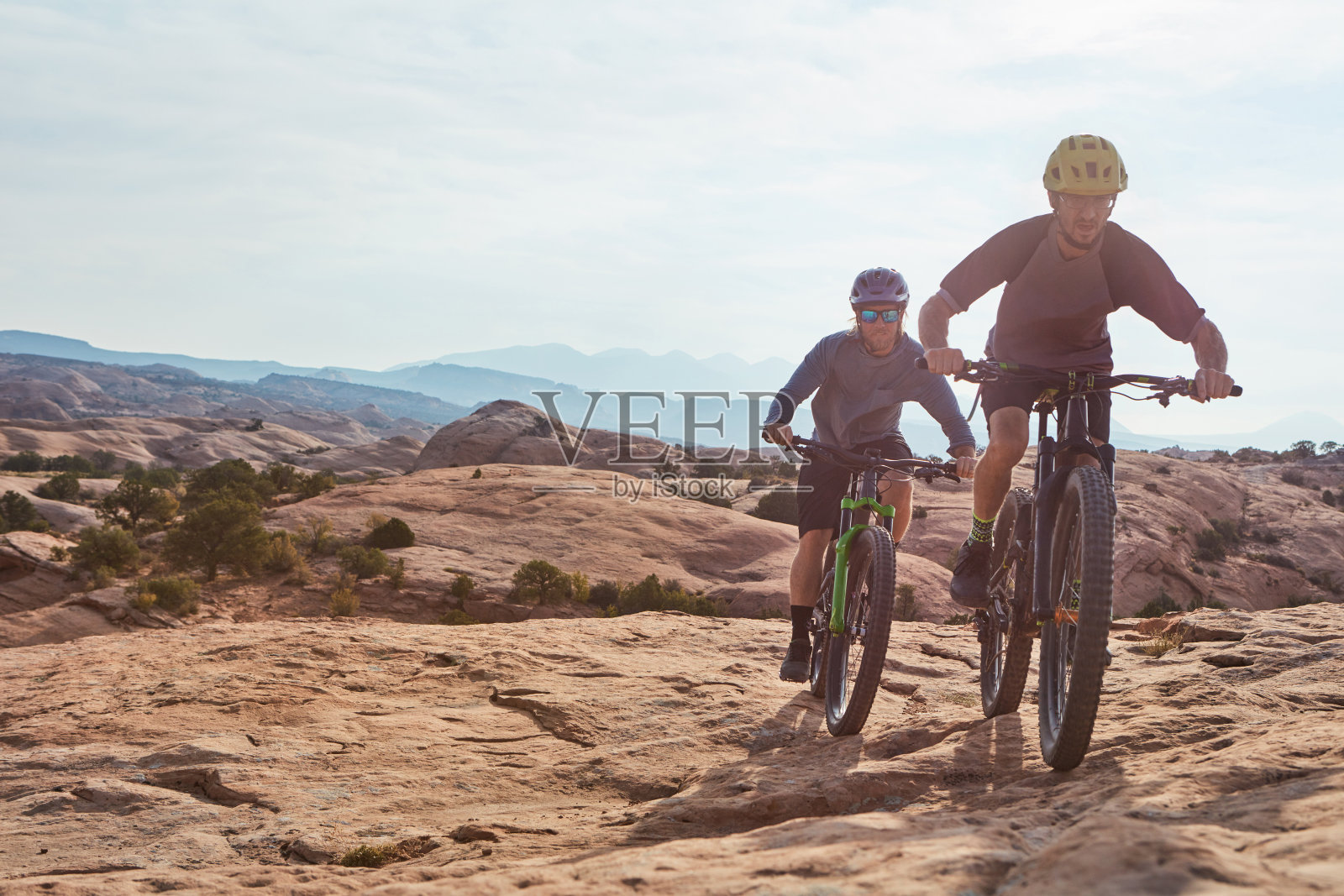 骑自行车感受大自然照片摄影图片