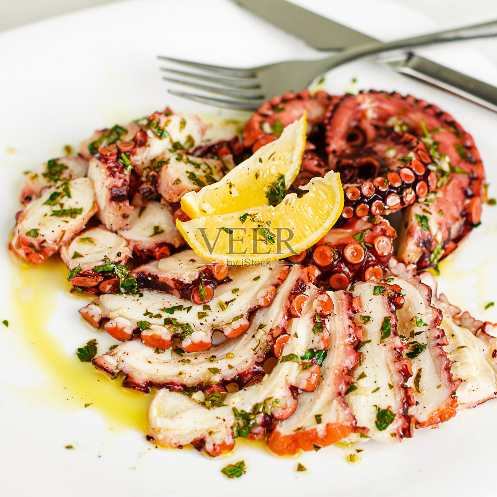 白色背景上的章鱼片。地中海食物照片摄影图片