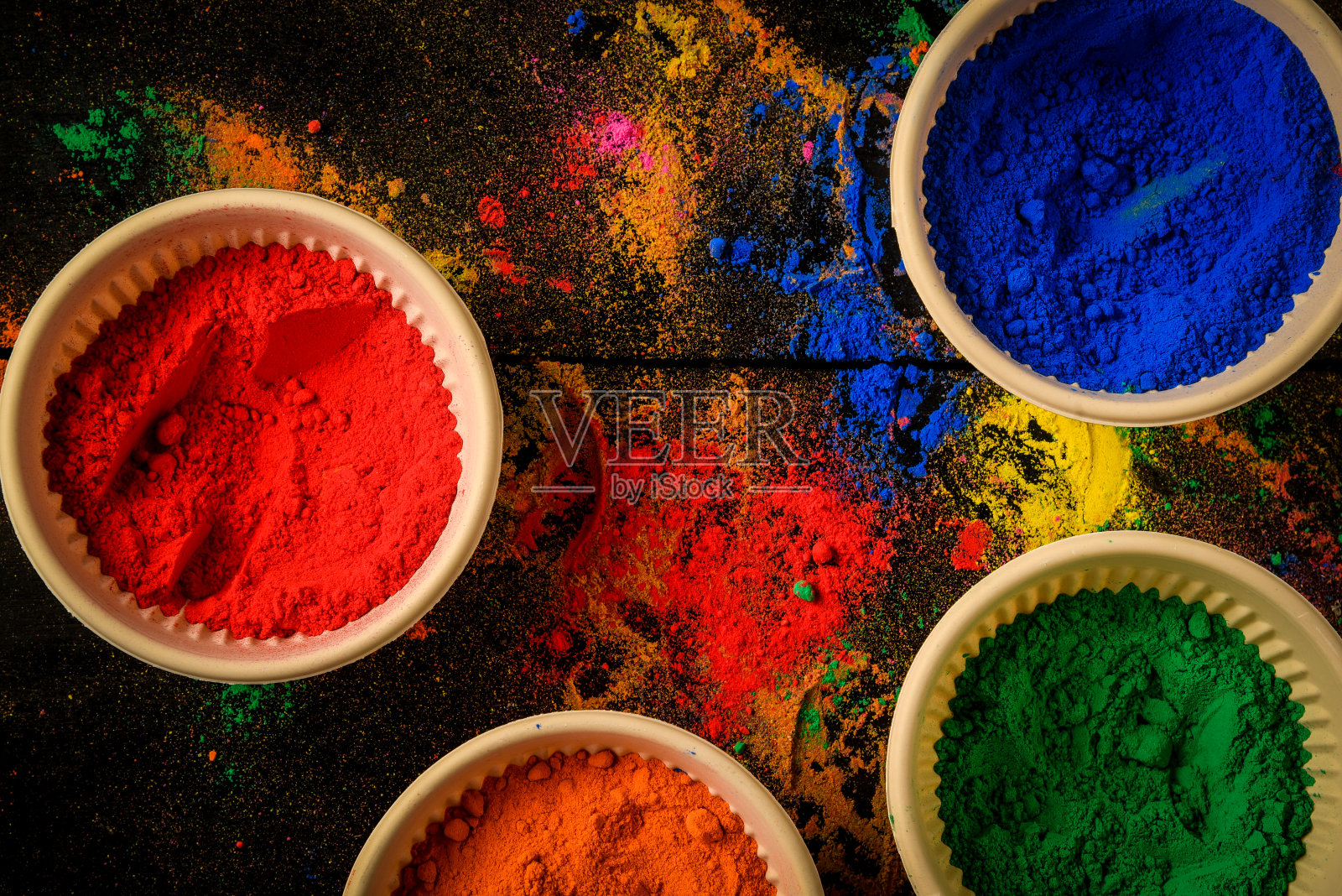 俯视图彩色传统胡里粉碗孤立在白色背景。文本空间。胡里节快乐。概念印度颜色节称为胡里节照片摄影图片