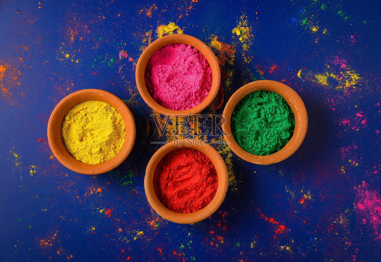 俯视图彩色传统胡里粉碗孤立在白色背景。文本空间。胡里节快乐。概念印度颜色节称为胡里节照片摄影图片