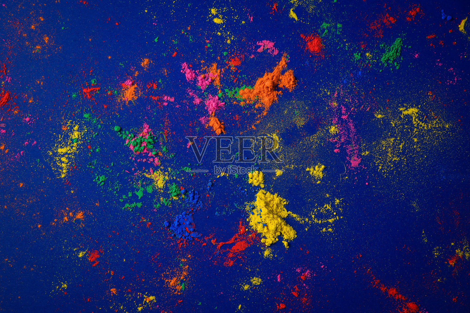 俯视图彩色传统胡里粉碗孤立在白色背景。文本空间。胡里节快乐。概念印度颜色节称为胡里节照片摄影图片