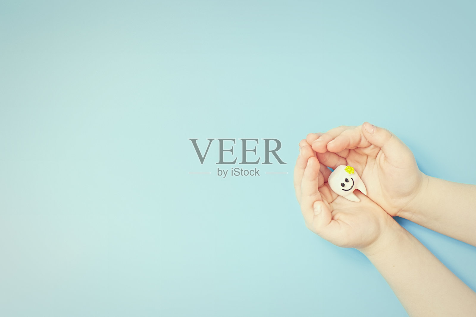 手捧一颗牙、保健、爱心、家庭牙医、世界牙齿日、世界健康日、幸福日、照片摄影图片