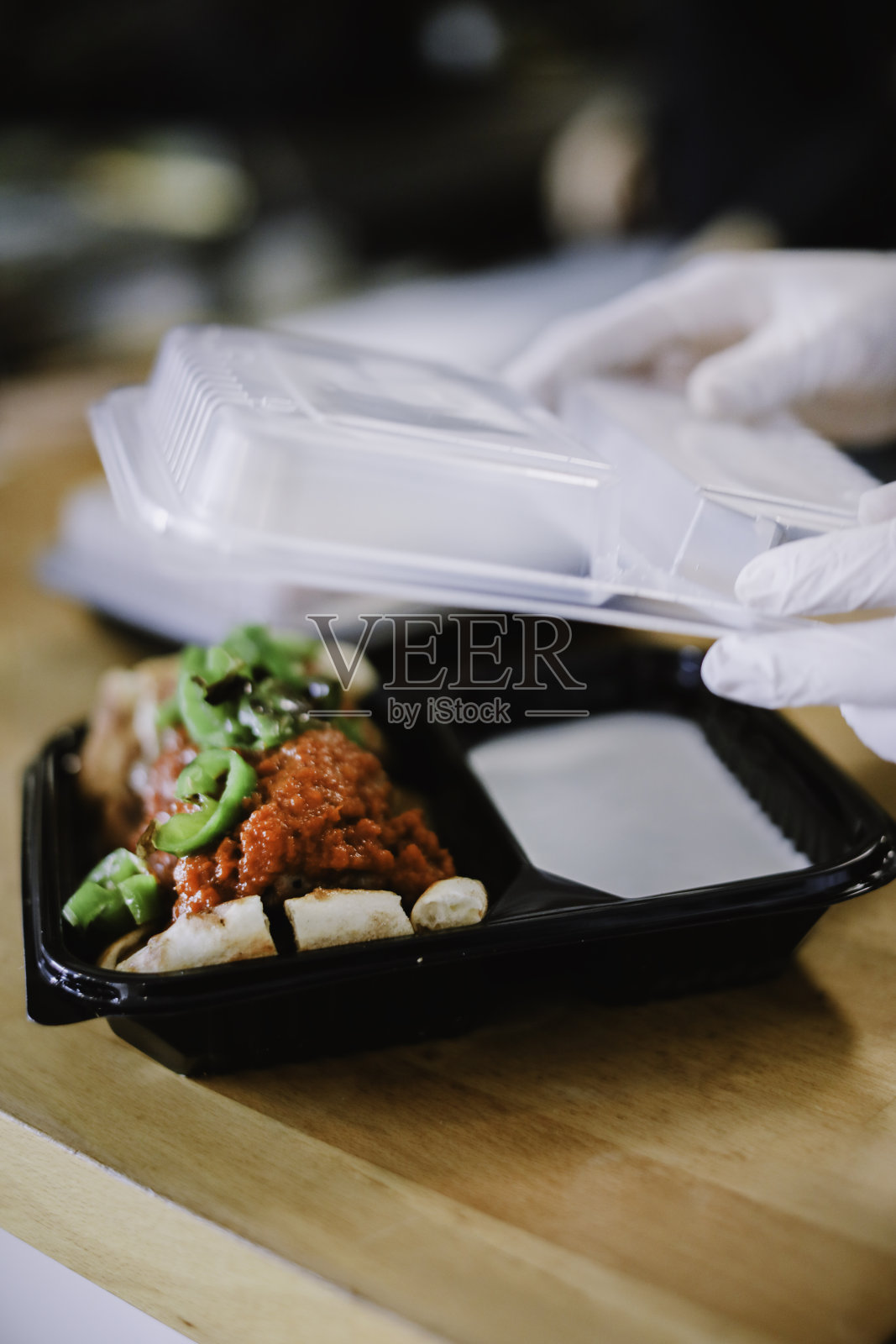 饭盒包装人员照片摄影图片