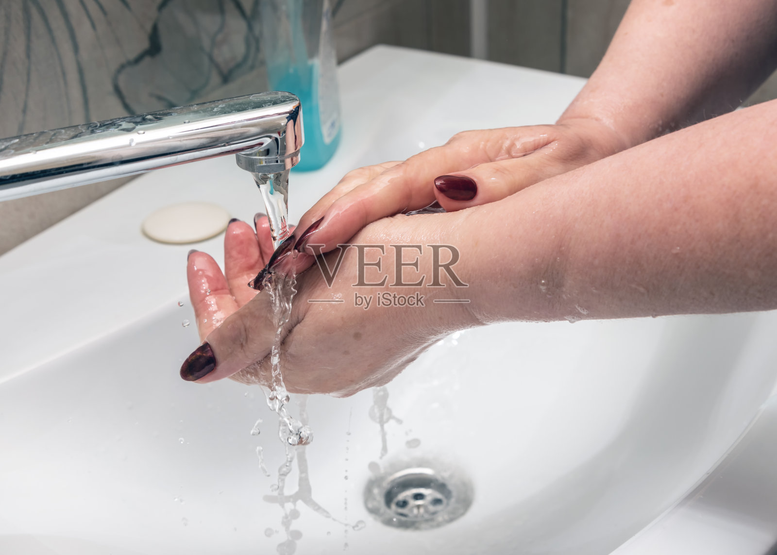 一位妇女在洗手照片摄影图片