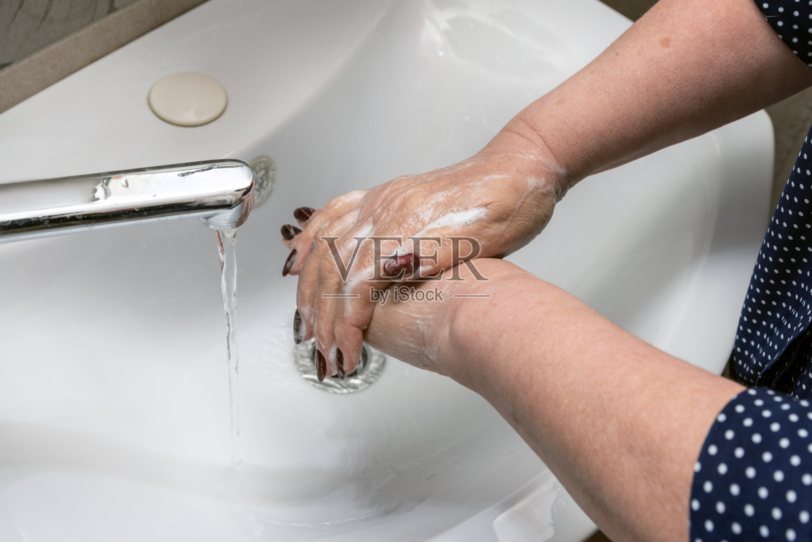 一位妇女在洗手照片摄影图片